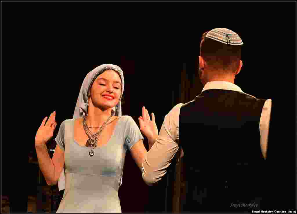 Еврейский народный танец в исполнении Прасковьи Вилсон и Алексея Павлова. Фото Сергея Москалева.