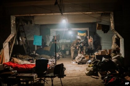 Ukrajinski vojnici unutar srušene Željezare i željezare Azovstal, na fotografiji koju je dostavio puk specijalnih snaga Azov Ureda za štampu Ukrajinske Nacionalne garde, 7. maja 2022.  