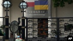 Полицейский у польского посольства в Пекине, 17 мая 2023 года.