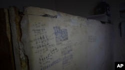 Отметки, сделанные пленными на стене подвала в здании, которое, по словам военного прокурора, использовалось российскими войсками как место пыток в Херсоне, Украина, 8 декабря 2022 г 