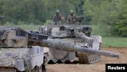 Новобранцы 21-й танковой школы швейцарской армии проводят учения с танками Leopard 2 в Буре, Швейцария, 5 мая 2023 года