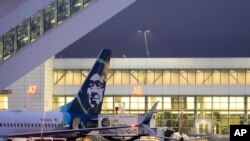Самолет авиакомпании Alaska Airlines в международном аэропорту Сиэтл-Такома, 10 января 2024 года, в Сиэтле.