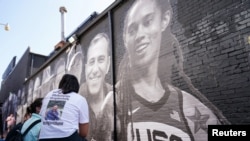  Мурал с изображениями Бриттни Грайнер и других
американцев, содержащихся в застенках в других странах, был создан в Вашингтоне, округ Колумбия, 20 июля 2022 года