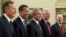 7 января 2009 года. Пять президентов США в Овальном кабинете Белого дома. Слева направо: Джордж Буш-старший, Барак Обама (на тот момент — избранный президент), Джордж Буш-младший (на тот момент — действующий президент), Билл Клинтон, Джимми Картер. 