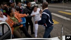 Арест активистки оппозиции сотрудниками сил безопасности Кубы перед началом демонстрации в Международный день прав человека. Гавана. Куба. 10 декабря 2014 г.