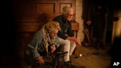 Оператор Ари Вегнер (слева) с продюсером-режиссером Джейн Кэмпион на съемках фильма «Власть пса» (Netflix via AP)