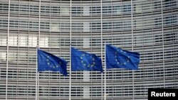 Флаги Евросоюза у здания штаб-квартиры организации в Брюсселе (архивное фото) 