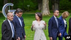 Министр иностранных дел Германии Анналена Бербок беседует с Дмитрием Кулебой, Германия, 13 мая 2022 г.