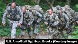 북한이 6일 대륙간탄도미사일(ICBM)급으로 평가받는 &#39;화성-14&#39; 시험발사 성공을 기념해 평양 김일성광장에서 평양시군민연환대회를 열었다.