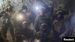 Боевики «ЧВК Вагнера» позируют на фото вместе с Евгением Пригожиным в Донбассе. Украина. Архивное фото. 