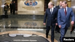 Президент России Владимир Путин во время посещения штаб-квартиры ГРУ в Москве. Архивное фото.