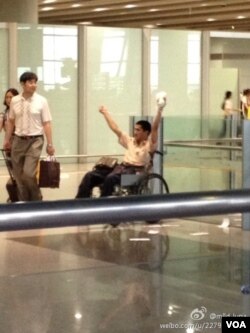 冀中星在北京首都国际机场手举自制爆炸装置。(微博图片)