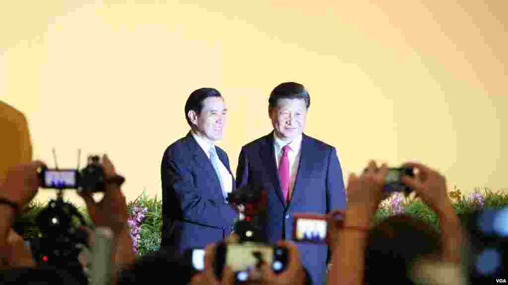 海峡两岸领导人历史性会面 （美国之音记者李逸华拍摄）