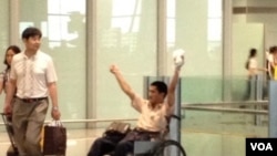 冀中星在北京首都国际机场手举自制爆炸装置。(微博图片)