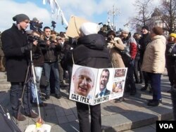 3月24日莫斯科反普京集会上的一名示威者 (美国之音白桦拍摄)