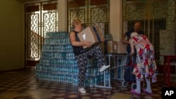 Передача гуманитарной продовольственной помощи в Краматорском горсовете. Украина, 7 июля 2022 года. Фото AP