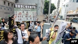 2010年2月9日香港抗议谭作人被判刑，抗议者游行到中联办(美国之音任敬扬拍摄)
