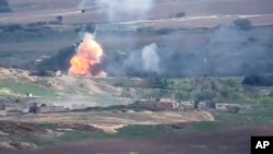 Видео, опубликованное Министерством обороны Армении 28 сентября 2020 года, показывает боевые действия между армянскими и азербайджанскими войсками на линии самопровозглашенной Нагорно-Карабахской Республики