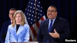 Окружной прокурор Манхэттена Элвин Брэгг и комиссар полиции Нью-Йорка Джессика Тиш выступают на пресс-конференции, на которой было объявлено, что Луиджи Манджионе предъявлено обвинение в убийстве Брайана Томпсона в Нью-Йорке, 17 декабря 2024 года. 