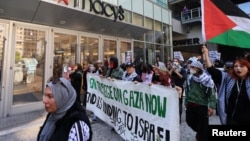 Пропалестинские демонстранты проходят маршем по центральным улицам в Лос-Анджелесе, Калифорния, США, 15 апреля 2024 года