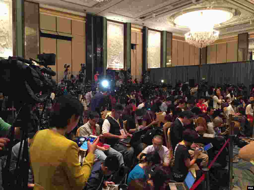 马习会记者会媒体云集 （美国之音记者李逸华拍摄）