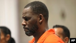 Келли во время слушания в уголовном суде Лейтона в Чикаго, 17 сентября 2019 года.