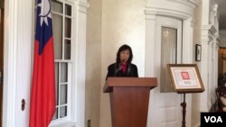 赵廷俊长女赵克露(现为美国之音代理台长)介绍父亲的新闻工作经历(美国之音钟辰芳拍摄)