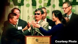 陈光诚不久前获得对华援助协会捍卫自由勇气奖