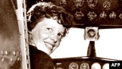 Амелия Эрхарт перед полетом, 20 мая 1937 года, в кабине своего двухмоторного самолета Lockheed 10 Electra.