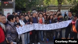 抗议者促查浦东拆迁户沈勇死亡真相。（博讯图片）