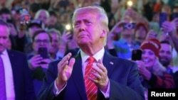 Избранный президент Дональд Трамп на митинге накануне его инаугурации в Вашингтоне, 19 января 2025 года. REUTERS/Carlos Barria TPX 