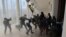 Законодатели-оппозиционеры участвуют в потасовке проправительственными активистами, когда те пытаются прорваться вздание парламента страны. Каракас. Венесуэла. 5 июля 2017 г.