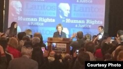 希拉里.克林顿获2013年兰托斯人权奖，图为颁奖会场。（兰托斯人权与正义基金会推特图片）