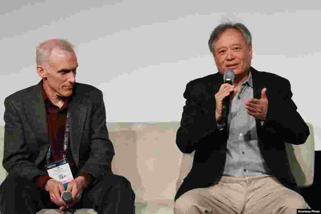 来自台湾的奥斯卡金奖导演李安在美国广播电视协会(NAB)主办的全球跨媒体创新峰会上发表他的最新电影《比利·林恩漫长的中场休息》(Billy Lynn's Long Halftime Walk)，挑战3D电影科技最新技术。(照片來源：NAB)