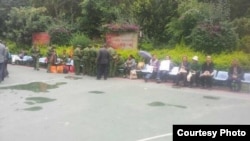 云南访民和退伍军人等候面见中央巡视组。(朱承志推特图片)