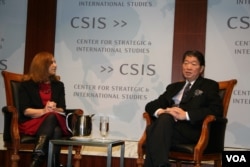 台湾驻美代表沈吕巡与战略国际中心研究员葛来仪讨论台湾报告(美国之音钟辰芳拍摄)