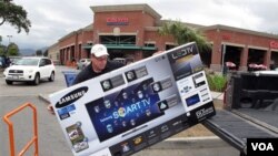 洛杉矶的一名购物者往皮卡上装载刚刚从一家好市多(Costco)店内购买的电器。（资料照）