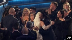 Jay-Z (справа) обнимает Бейонсе после того, как она получила награду за альбом года