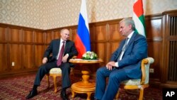 Владимир Путин и Рауль Хаджимба