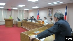台湾官员在立法院司法及法制委员会就肯尼亚诈骗案接受质询（美国之音张永泰拍摄）