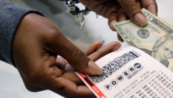 ລາຍການກະຈາຍສຽງຂອງວີໂອເອລາວ: ຜູ້ຖືກລາງວັນທີນຶ່ງ ຂອງຫວຍພາວເວີບອລ ມູນຄ່າ 1.3 ຕື້ໂດລາ ແມ່ນຊາວອົບພະຍົບລາວ ທີ່ເປັນໂຣກມະເຮັງ