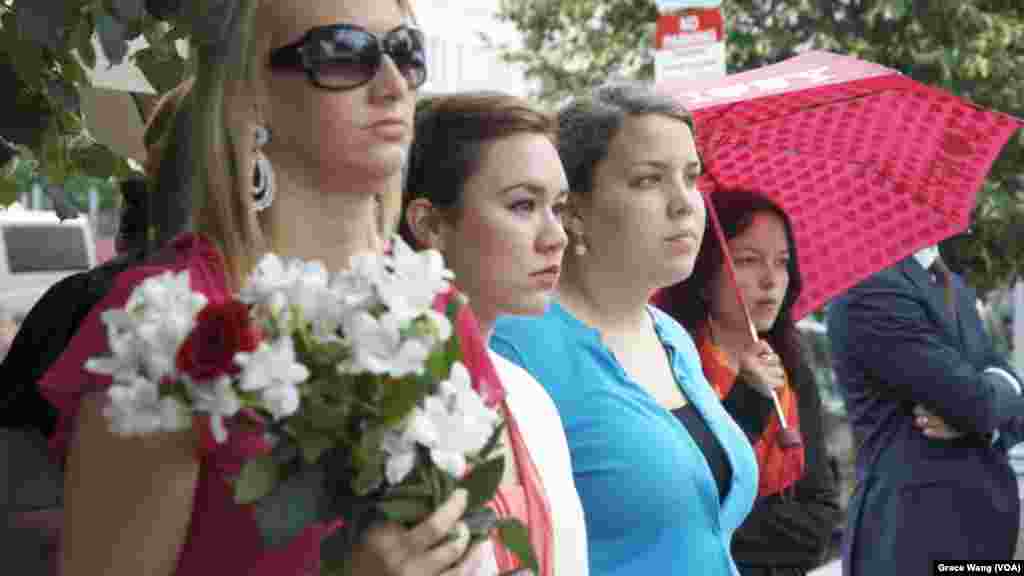  会场上等待鲜花的女青年