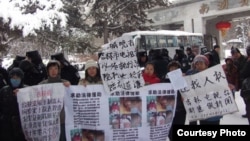 吉林访民在众多警察戒备下求见中央巡视组。(64天网新闻图片)