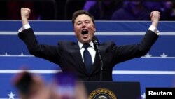 Илон Маск на стадионе Capital One