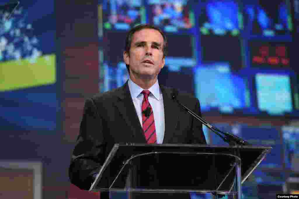 美国广播公司ABC新闻主播鲍伯‧伍德拉夫（Bob Woodruff）荣获2016全球跨媒体创新峰会NAB Show傑出成就奖，伍德拉夫曾在采访伊拉克战争时遇袭，头部严重受伤。(照片來源：NAB)