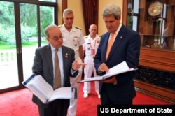 美国总统奥巴马和中国主席习近平在北京人大会堂举行的欢迎仪式上（2014年11月12日）（照片来源：美国国务院）