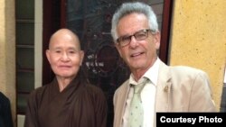 Hòa thượng Thích Quảng Độ trong một cuộc gặp với dân biểu Mỹ Alan Lowenthal.