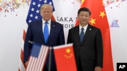 На этой фотографии, сделанной 29 июня 2019 года, президент Дональд Трамп с председателем КНР Си Цзиньпином во время встречи на полях саммита G-20 в Осаке, Япония