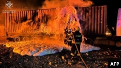 Пожарные работают над тушением пожара на портовой инфраструктуре на реке Дунай, в Одесской области, 6 октября 2023 года