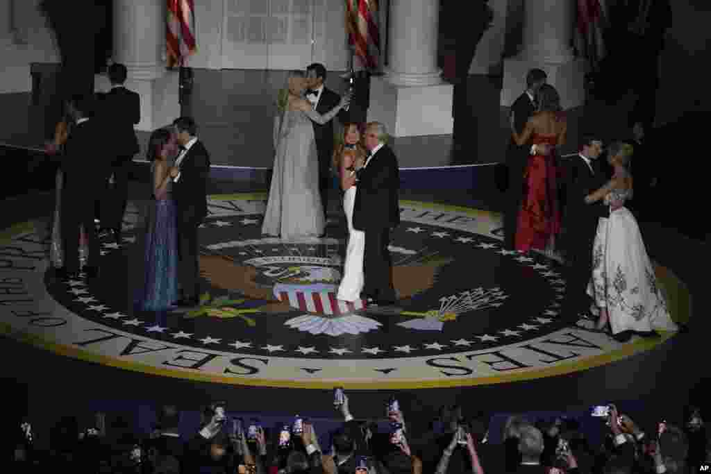 Президент Дональд Трамп и первая леди Мелания Трамп, вице-президент Джей Ди Вэнс и вторая леди Уша Вэнс танцуют на &laquo;Звездный балу&raquo; в рамках торжеств по случаю 60-й инаугурации президента в Вашингтоне.